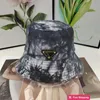 Designer Ball Caps Netizens Même Haute Qualité P Famille Triangle Inversé Tie Teint Chapeau De Pêcheur Chapeau De Soleil Pour Femmes Polyvalent Crème Solaire Rue Bassin VOC6