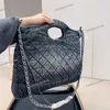 Sac à provisions de créateur géant en denim de lavage ancien avec poignée en métal argenté Chaîne Matelasse 36x31 cm Grande capacité Sac à main à bandoulière pour femme Sac à main de voyage décontracté