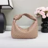 가방 Jodie Bottegaavenetas 2024 Spring and Summer Internet Celebrity Handheld Cloud Cowhorn Bag Fashion Versatile Woven Women 's Fushionable