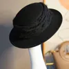 Береты женские с короткими полями фетровые шляпы-каноте с плоским верхом зимняя шерстяная шляпа Fedora женская широкая полоса вечерние свадебные случаи