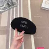 Designer Ball Caps Luo Jia 23 AutumnWinter New Letter Embroidered Lamb Hair Beret Artistic Painter Hat British Bud Hat E8CB