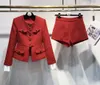 FW Sonbahar Lüks Moda Kadın Kırmızı Tüvet Ceketli Montaj Şort Pantolonu Takım Kadın Şık 2 Parça Setleri GDNZ 1122 240108