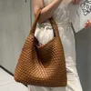 Handheld tas Jodie handwoven tas voor vrouwen 2024 Hoge capaciteit TOTE BABY MOEDER KABBAGE BAMK WATERMAKT Embique Straddle