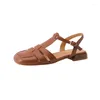 Sandalet kapalı bayanlar retro ayakkabı yaz düşük topuk eski yolları restore.
