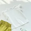 Set di abbigliamento T-shirt estiva a maniche corte da ragazza con pantaloncini in vita con boccioli di fiori Completo in due pezzi color caramello