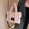 Moda sztuczna futro Pluszowa listu TOTE TOTE Kobiet Prosta torebka o dużej pojemności Allmatched One ramię Designer Crossbag 240108