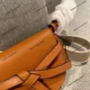 Üst tasarımcı eyer çantaları kadın çapraz el çantası cüzdanı lowee üst düzey deri kaptan vintage yay tote lüks alfabe nakış geniş kayış messenger çanta