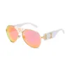 Versacsunglasses Mens Designer Solglasögon Kvinnor Blomningslinsolglas med brevdesigner Sun Glasögon unisex resande solglasögon Svartgrå lyxiga solglasögon