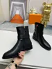 Walking Show flaggskeppsstil High-End Autumn Winter War Boots Martin Stövlar Kvinnor Business Casual Shoes Läder Sandaler Enskilda skor Rinnande skor Sneakers tofflor