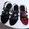 Summer Beach Sandal Designer Shoes Roman Lady Sandals Fashion Läder Lamer Flat Shoe Loafers Metal Button Sexig Bankettkvinnor Storlek 35-41