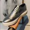 Scarpe casual da uomo in pelle intagliata Sier Brogue bianca con tacco spesso Scarpe da sposa fatte a mano da sposo