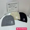 Gorras de bola de diseñador Letra croata Etiqueta de cuero Sombrero apilado Sombrero de punto para mujer Versión coreana Simple Monocromo Versátil Jersey Sombrero Otoño e invierno Sombrero cálido Y