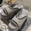 Diseñador Señora Sandalias de cuero Sandalia de goma Sandalias de plataforma de moda para mujer Seda Piel de oveja Argyle Zapatillas de metal Sandalias con punta cuadrada Hardware Alfabeto