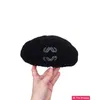 Tasarımcı Ball Caps luo Jia 23 Sonbahar Kafası Yeni Mektup İşlemeli Kuzu Saç Bereti Sanatsal Ressam Şapkası İngiliz Bud Şapkası E8CB
