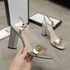 Scarpe formali firmate Donne alla moda Tacchi alti Tacchi medi in pelle classica Versatile fibbia in metallo con morsetto Scarpe da sposa di lusso sexy open toe