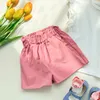 Set di abbigliamento T-shirt estiva a maniche corte da ragazza con pantaloncini in vita con boccioli di fiori Completo in due pezzi color caramello