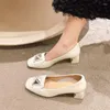 Sandalen Luxus Designer Frauen Niet Dekorieren Quadratische Fersen Elegante Runde Kappe Schuhe Sommer Flacher Mund Pumpen Vielseitige Stilettos