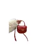 CE Red Bag Designer Saddles Bag Kvinnors handväska broderade remmar avancerade riktiga kohude bow clamshell plånbok mode lyx alfabet bredband sub crossbody väska