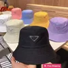 Diseñador Ball Caps P familia versión alta clásico sombrero de pescador negro metal clásico triángulo invertido insignia sombrero para hombres y mujeres O8MO