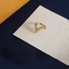 Z pierścieniami pasm pudełkowych 18K V Materiał złoty
