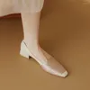 Sapatos de vestido primavera / outono mulheres bombas de couro genuíno para dedo do pé quadrado robusto baixo salto slip-on bege raso