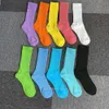 Femmes Mode Hommes Chaussettes Arc-En-Ciel Haute Qualité Lettre Respirant Coton Sport En Gros Plusieurs Couleurs Bas Envoyés Au Hasard Universel