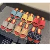 Nieuwe 2024 Strand Slippers Mode Dikke Bodem Designer Vrouwen Schoenen Cartoon Alfabet Dame Platform Lederen Hakken Brief Slides Sexy Hoge hak Sandalen Grote Maat 35-44