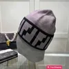 Casquettes de créateur Automne et hiver Nouveau F Family Chapeau en laine à carreaux pour les loisirs des femmes Chapeau froid polyvalent de style occidental Chapeau tricoté chaud pour hommes LRT6