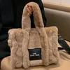 Moda sztuczna futro Pluszowa listu TOTE TOTE Kobiet Prosta torebka o dużej pojemności Allmatched One ramię Designer Crossbag 240108