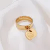 Gioielli di moda Anello in acciaio inossidabile Anelli a forma di cuore placcati in oro Lettera T lettere doppio anello a cuore anello femminile per donna T028