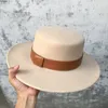 Basker lyxig designer läderband ull hatt klassisk vinter beige breda brim båthattar kanotier filt dekorera parti