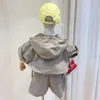Kläder sätter sommar barns pojke kostym kortärmad falska tvådelar hoodie shorts 2 st 2-9 y barn kläder koreanska