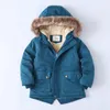 312 Jahre Winter warme Jungen Jacke großer Pelzkragen gepolstertes Futter mit samt dicker Kapuze schwerer Mantel für Kinder Kinder Oberbekleidung 240108