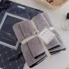 Toppdesigner en uppsättning ren bomullshandduk C Luxurys designers möter handduk och badhandduk mjuk tvättbad hem absorberande män kvinnor tvättdukar d2111038z