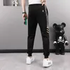 Homens Tracksuits Designer Verão Nova Marca de Moda Luz Luxo High-End Calças Esportivas Masculinas Tendência Versátil Leggings Europeias Casuais 54ZK