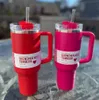 1: 1 Logo Cosmo Pembe Tumblers Kış Pembe Pırıltılı Sınırlı Sürüm 40 Oz Tumblers 40 Oz Kupalar Kapak Saman Büyük Kapasiteli Bira Su Şişesi Sevgililer Günü Hediyeleri Pembe Geçit Töreni