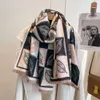 Sciarpa classica in cashmere alla moda coreana scozzese nera e bianca, ispessita e calda, con uno scialle a doppio uso da donna all'esterno