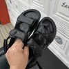 Schwarze 22c-Leder-Pantoletten-Sandalen, Riemen-Flats, bedruckte Dad-Sandalen, Strandschuhe mit Klettverschluss, importiertes Schaffellfutter, Größe 35–40, mit Box 240115