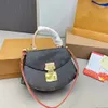 Kadın tasarımcı çanta çanta kabartma çiçek tarak tarak moda omuz çantası tutamak Crossbody geometrik kavisli kenar modelleme lüksler s-kilitli kilitler clamshell torbalar