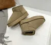 Ultra Man Femmes Mini Boot Ankle Platform Bottes de neige Designer Femme Fluffy Winter garder au chaud Booties avec sac à poussière de carte Beau cadeau