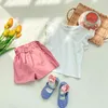 Conjuntos de roupas para meninas verão camiseta de manga curta com shorts de cintura de botão de flor conjunto de duas peças terno de cor doce