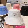 Designer Ball Caps Chapéu de versão coreana, versão alta feminina, chapéu de pescador rosa da família P, Yang Mi, mesmo estilo Instagram triângulo invertido chapéu de viseira de sol EHL8