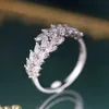 Pierścienie klastra Pierścień mody liści sześcienne cyrkonowe pierścionek dla kobiet wykwintna ślubna ceremonia ślubna pierścionki Nowe oświadczenie Akcesoria YQ240109