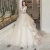 Diepe V-hals A-lijn Trouwjurken Champagne Tule Glamoureus Kant Geappliceerd Boho Bruidsjurken Ruche Gelaagd Sweep/Brush train Lange mouwen vestidos de novia CL3189