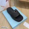 슬리퍼 프라드 삼각형 로고 짚을 짜는 슬리퍼 디자이너 플랫폼 Raffia Sandal 여름 평평한 힐 캐주얼 여자 남자 해변 신발 웨지 스퀘어 발가락 플립 플롭 카키색 화이트