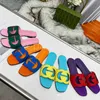 Ineinandergreifende Ausschnitt-Slide-Sandale für Damen, Designer-Sexy-Flache-Hausschuhe, quadratische Pantoletten, Damen-Flip-Flops, bestickte Plateau-Gummi-Sandale