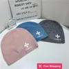 Gorras de bola de diseñador Letra croata Etiqueta de cuero Sombrero apilado Sombrero de punto para mujer Versión coreana Simple Monocromo Versátil Jersey Sombrero Otoño e invierno Sombrero cálido Y