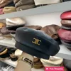 Designer Ball Caps Korean version av Triumphal Arch Iron -logotypen TRENDY C METAL BUCKLE PU VERSATILE BUD HAT TRENDY INTERNISKA BERET 67HS