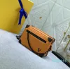 2024 Ny lyxig prägling Retro Mini Soft Trunk Box Bag Womens Man Designer Cosmetic Case Tote Handväska Koppling äkta läder kors kroppskedjans väska