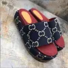 Nieuwe 2024 Strand Slippers Mode Dikke Bodem Designer Vrouwen Schoenen Cartoon Alfabet Dame Platform Lederen Hakken Brief Slides Sexy Hoge hak Sandalen Grote Maat 35-44